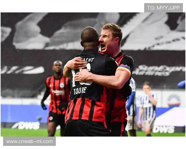 欧冠多地训练基地开放：球队赛前适应场地，设施获好评