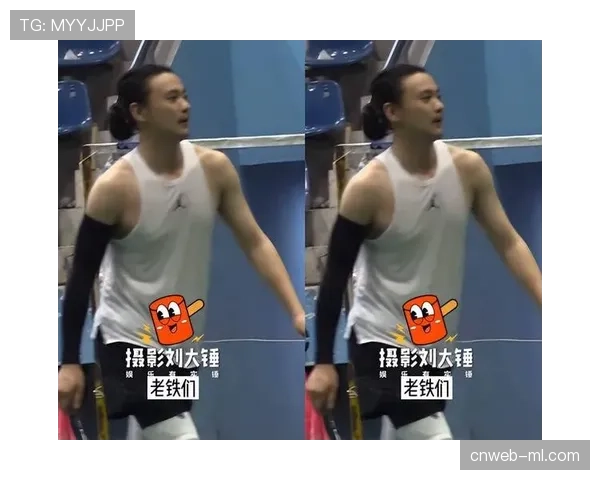 总决赛赛后，两位筋疲力尽的核心后卫在技术台前握手，运动背心均已完全湿透
